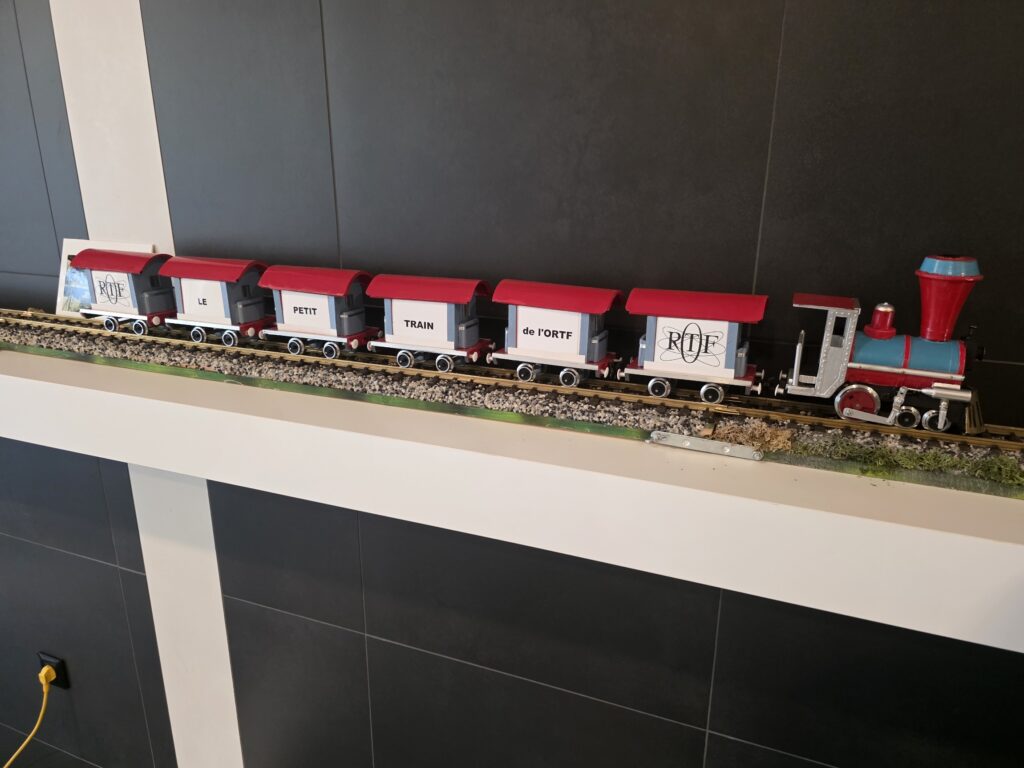 Le petit train d'interlude de l'ORTF, que de souvenirs.